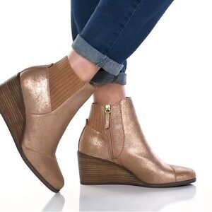 Tom’s Sadie Metallic Rose Gold Wedge Ankle Boots - Women